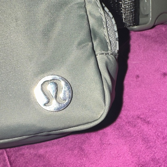 Lululemon Athletica Grey Sage Crossbody Everywhere Belt Bag 1L olive green - Picture 3 of 16